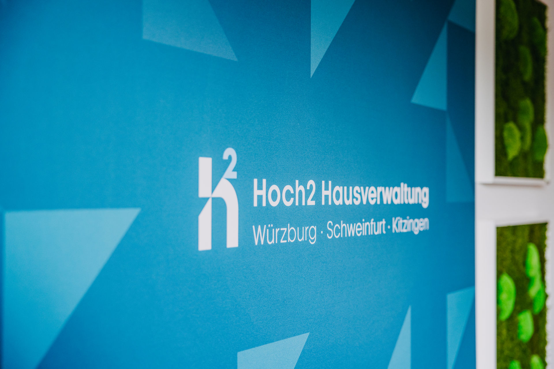 Hoch2 Hausverwaltung Firmenschild mit den Standorten Würzburg, Schweinfurt und Kitzingen